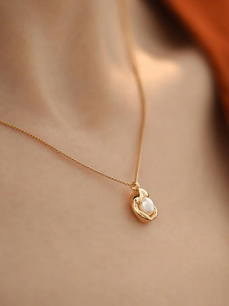 Minimal Pearl Drop Necklace