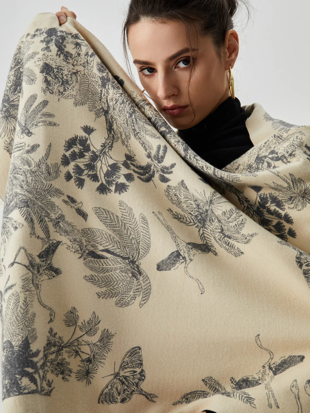 Two-Sided Jacquard Weave Scarf with Tassels - LA FEMME WANDERER