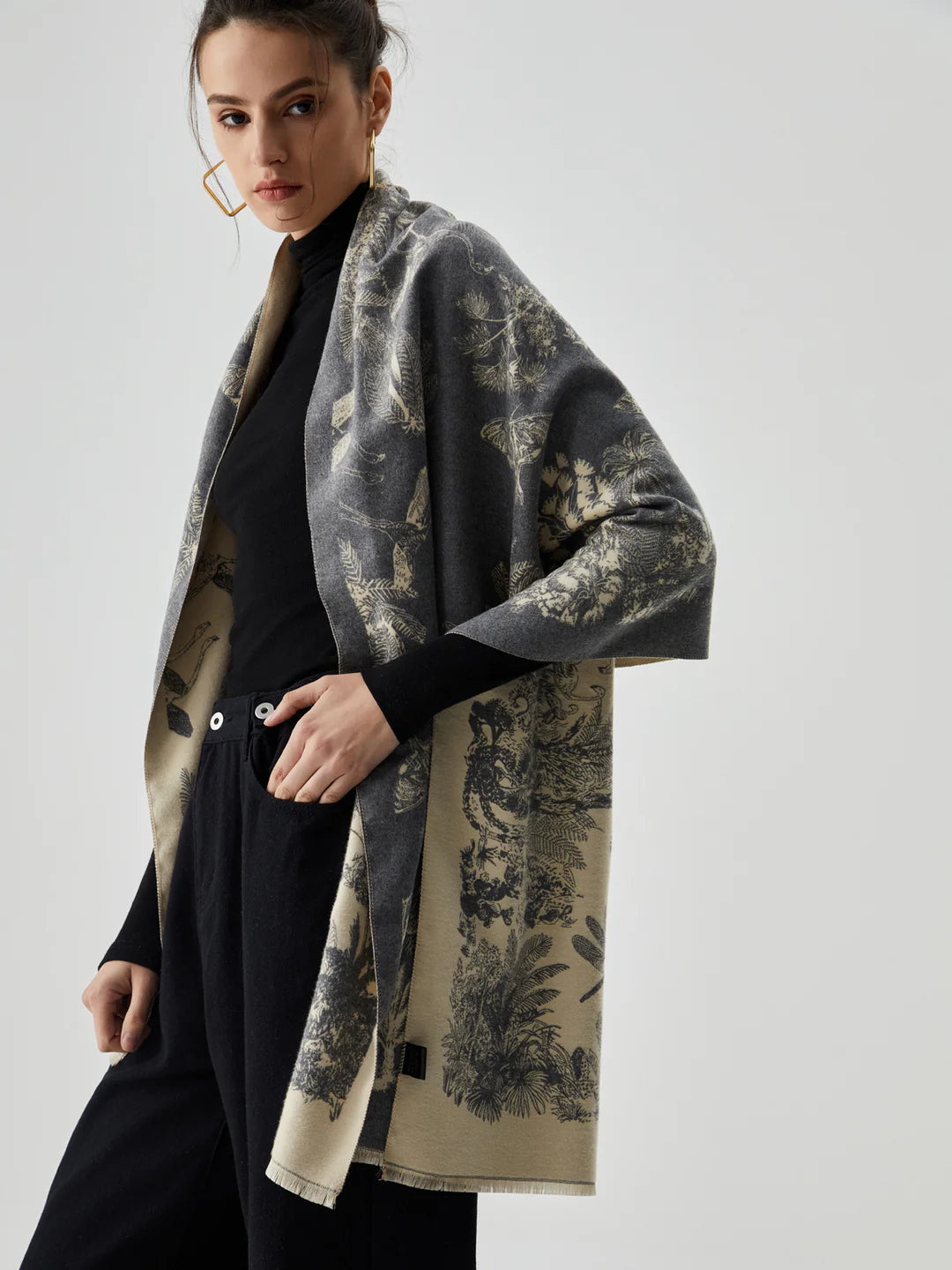 Two-Sided Jacquard Weave Scarf with Tassels - LA FEMME WANDERER