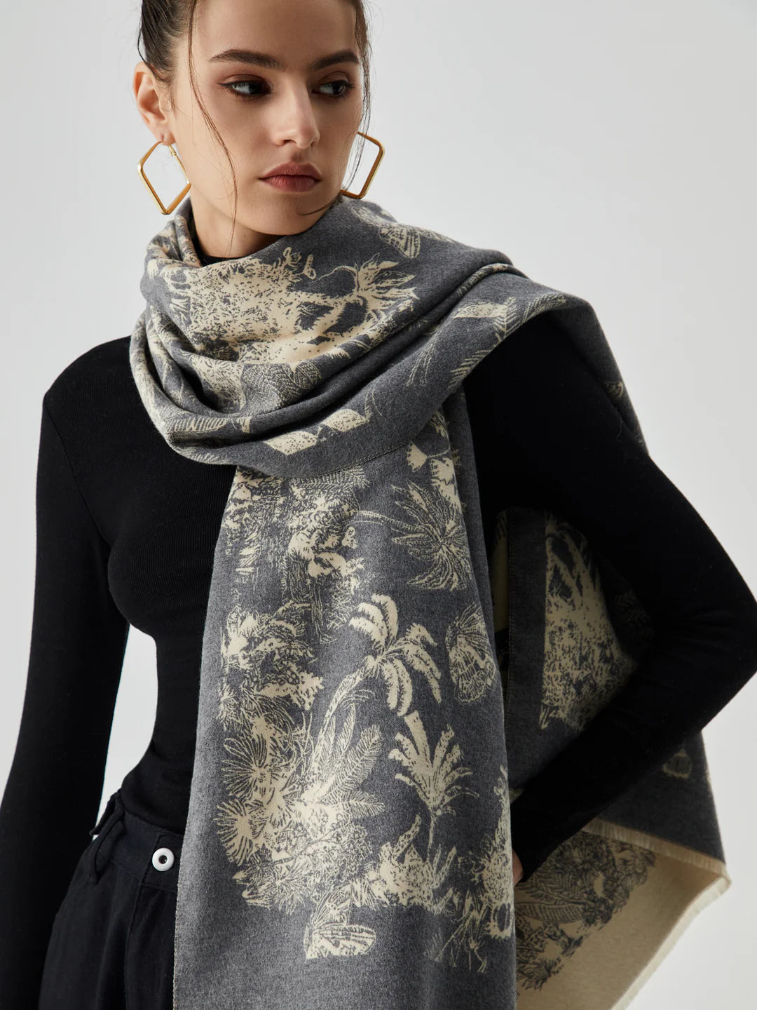 Two-Sided Jacquard Weave Scarf with Tassels - LA FEMME WANDERER