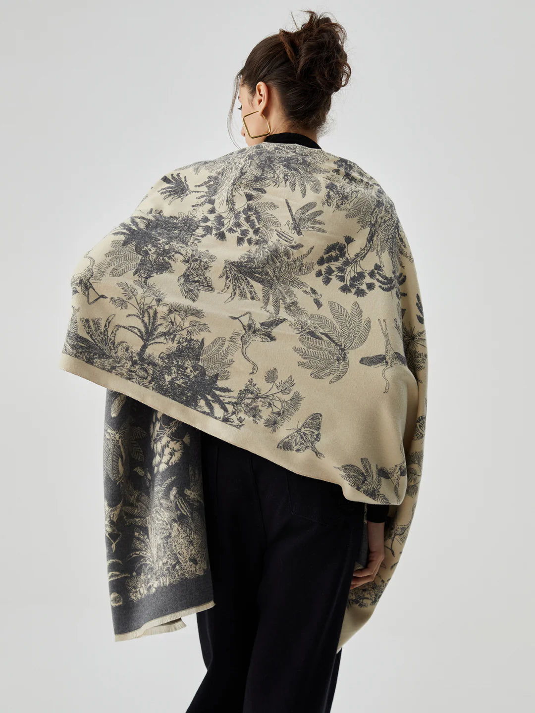 Two-Sided Jacquard Weave Scarf with Tassels - LA FEMME WANDERER