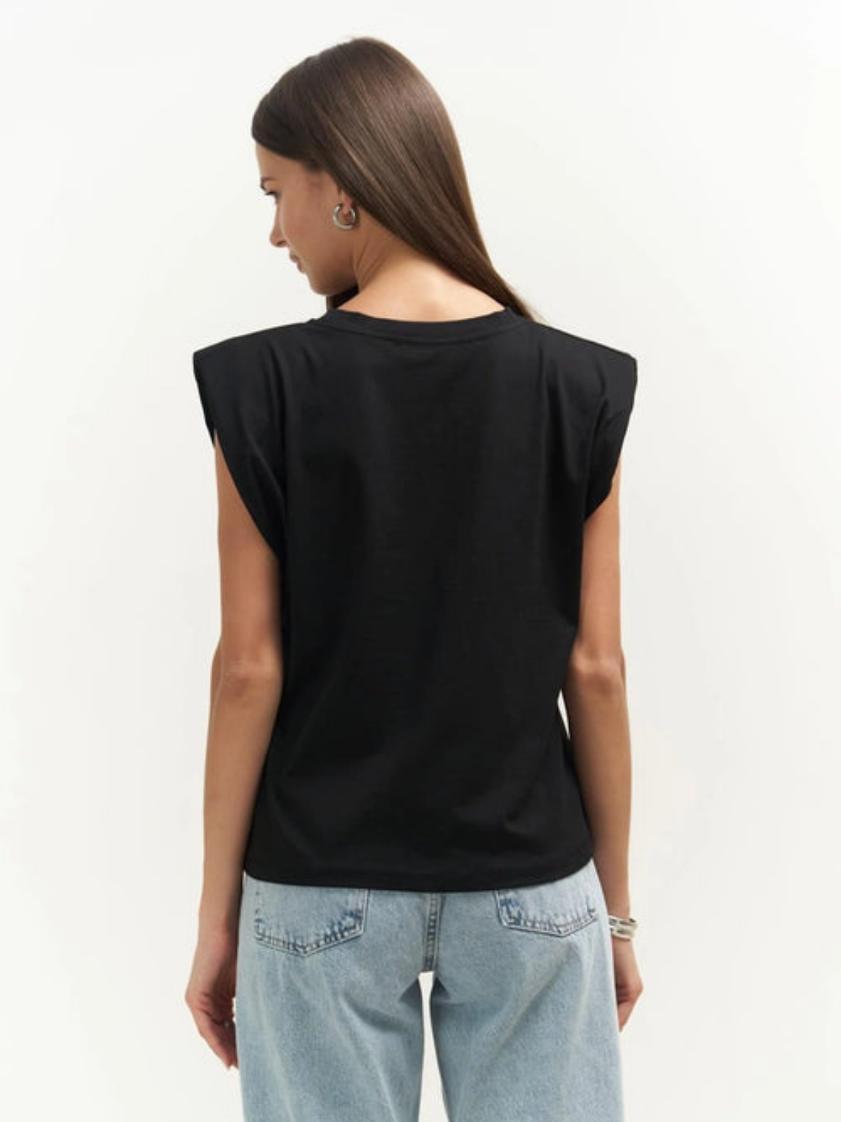 Sleeveless T-shirt