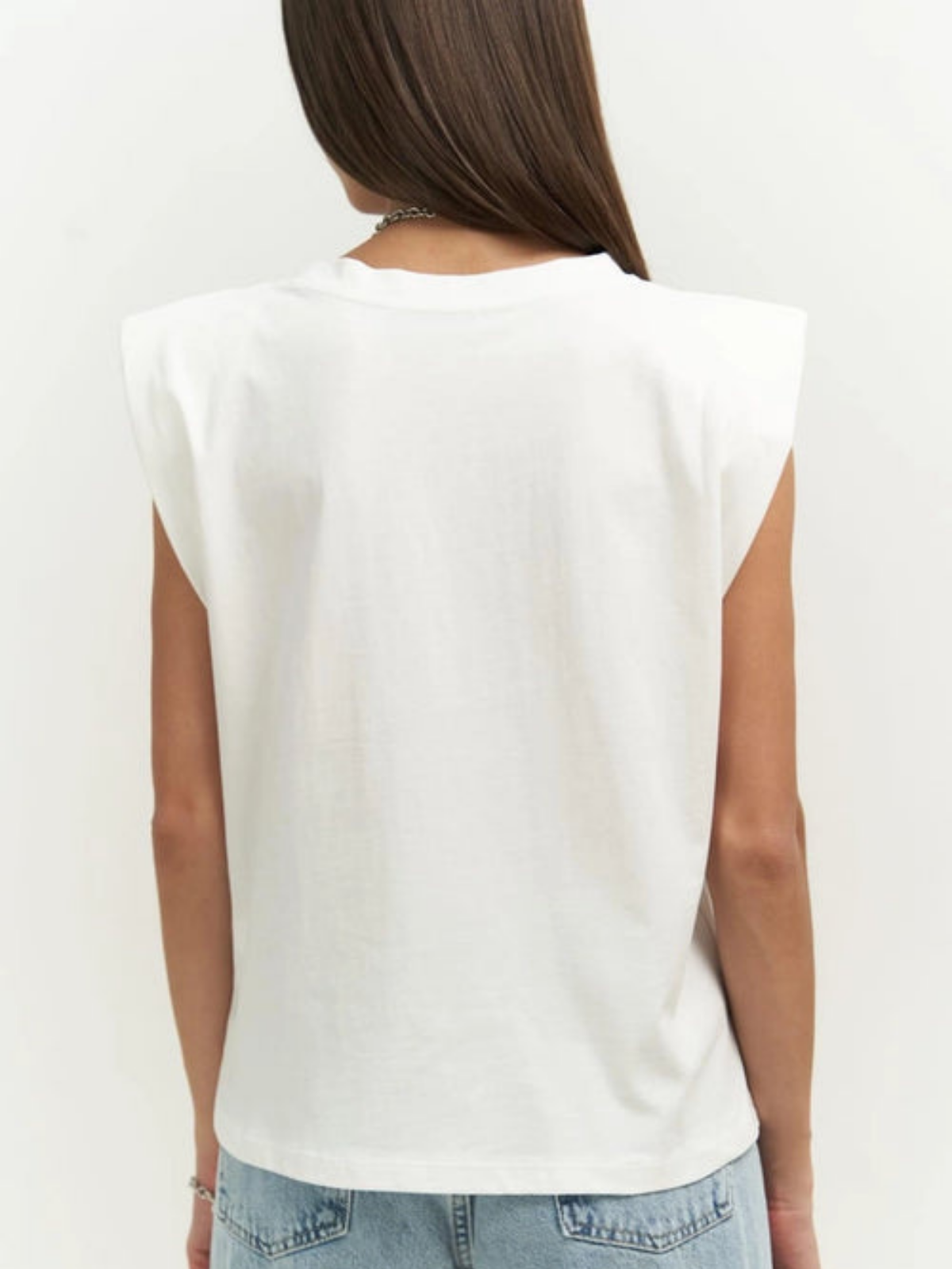 Sleeveless T-shirt