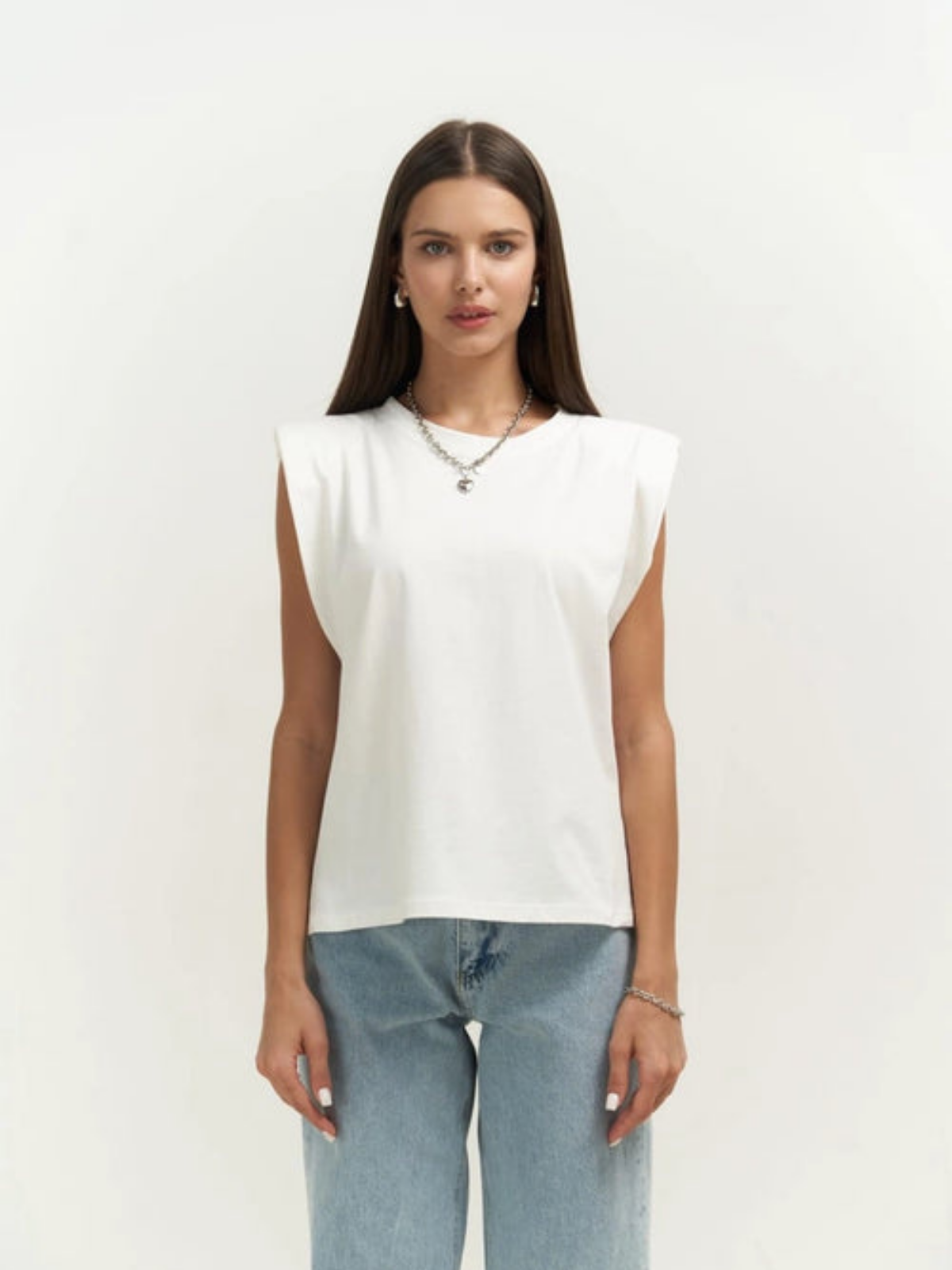 Sleeveless T-shirt