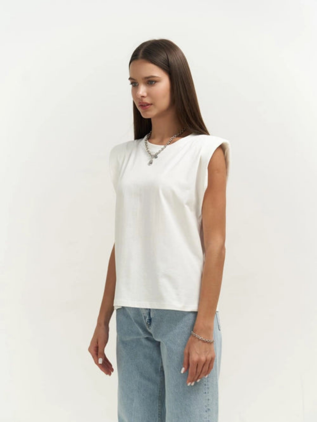 Sleeveless T-shirt