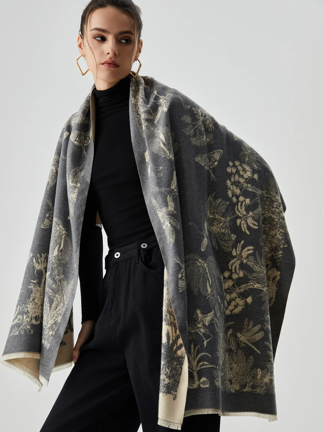 Two-Sided Jacquard Weave Scarf with Tassels - LA FEMME WANDERER