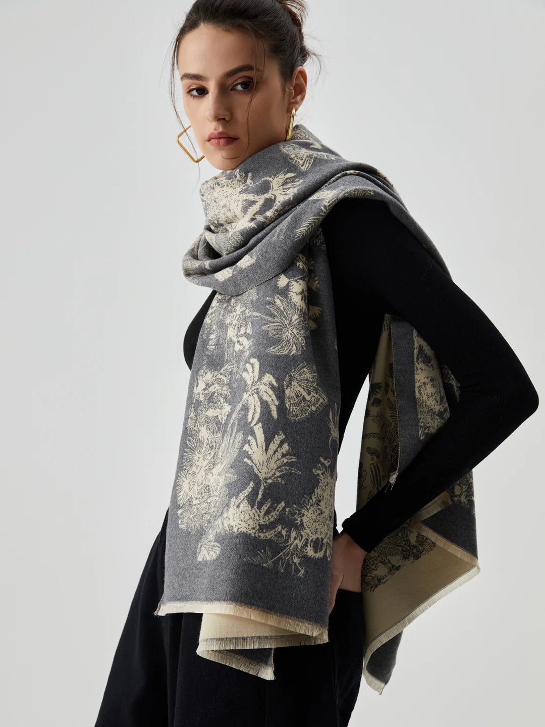 Two-Sided Jacquard Weave Scarf with Tassels - LA FEMME WANDERER